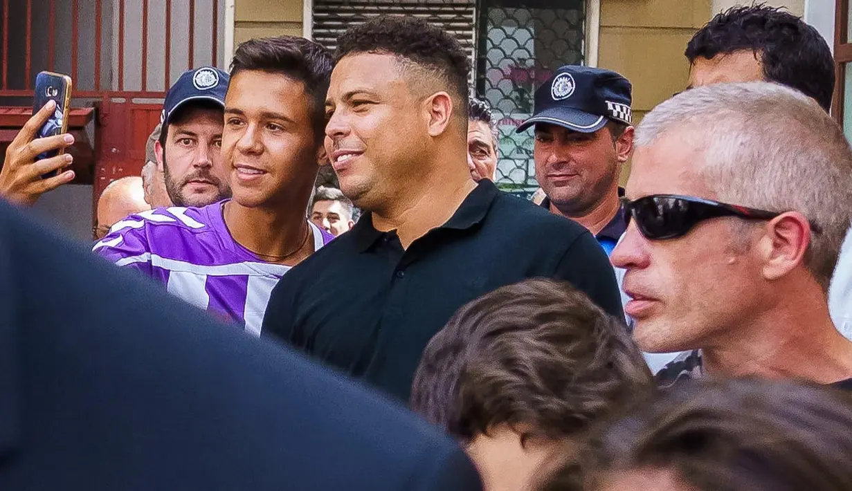 Legenda Brasil, Ronaldo, foto bersama fans saat berkeliling kota usai jumpa pers di Valladolid, (3/9/2018). Ronaldo resmi menjadi Presiden baru Real Valladolid setelah membeli 51 persen saham klub tersebut. (AFP/Cesar Manso)