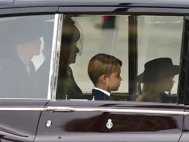 Pangeran George, Putri Charlotte, Kate Middleton, serta Camilla dalam Pemakaman Ratu Elizabeth II. (Foto: Hannah McKay/Pool Photo via AP)