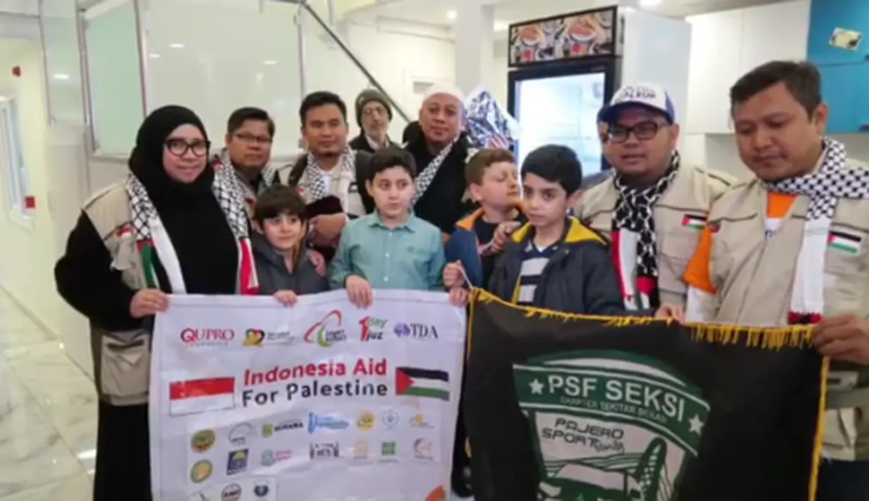 Setelah tiba dan istirahat sejenak, Melly dan rombongan melanjutkan perjalanannya ke tempat penampungan anak-anak Palestina. Banyak cerita didapat bisa berkumpul bersama sekitar 220 anak dipenampungan. (Instagram/melly_goeslaw)