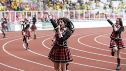 Grup vokal JKT48 hibur penonton laga persahabatan Bhayangkara FC dan FC Tokyo di Stadion Gelora Bung Karno (GBK), Senayan, Jakarta, Sabtu (27/1). Aksi mereka dalam rangkaian peringatan 60 tahun hubungan Jepang dan Indonesia. (Liputan6.com/Faizal Fanani)
