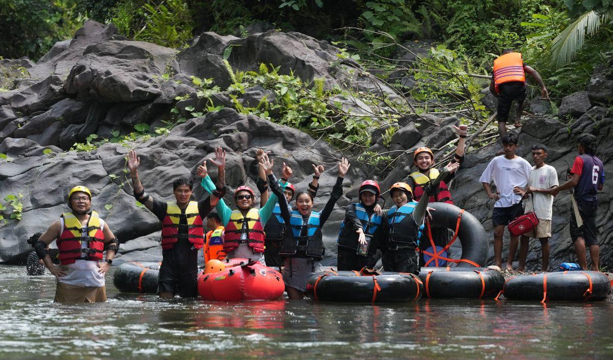"Desa Naga merupakan desa yang paling ujung di Halmahera Barat. Terkait sejarahnya, desa Naga diambil dari bahasa suku Tabaro artinya ada."&nbsp;