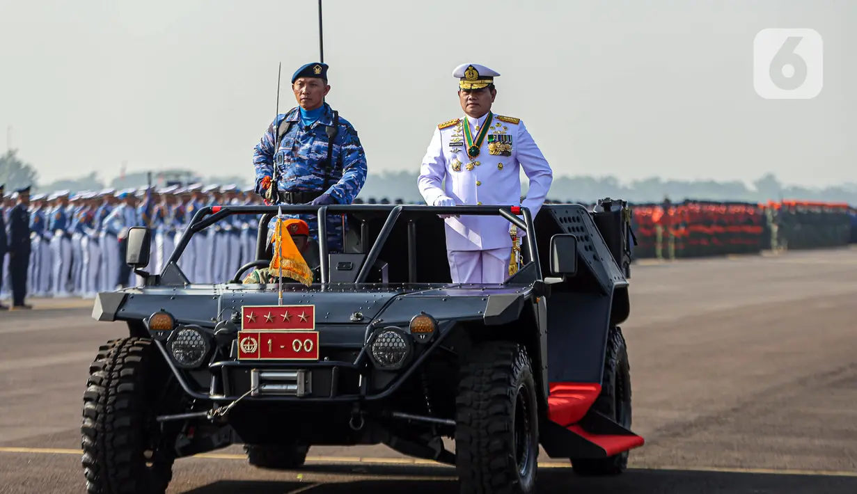 <p>Panglima TNI Laksamana Yudo Margono (kanan) menaiki kendaraan saat memimpin upacara peringatan HUT ke-77 TNI AU di Lanud Halim Perdanakusuma, Jakarta, Minggu (9/4/2023). Sebanyak 3.693 personel dilibatkan dalam perayaan ini. (Liputan6.com/Faizal Fanani)</p>