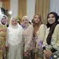 Mamah Dedeh bertemu dengan seluruh anggota keluarga Gen Halilintar. Pakaian yang dikenakan mamah Dedeh pun serasi dengan adik perempuan Atta yang kompak mengenakan kebaya dengan warna kuning. [@genifaruk]