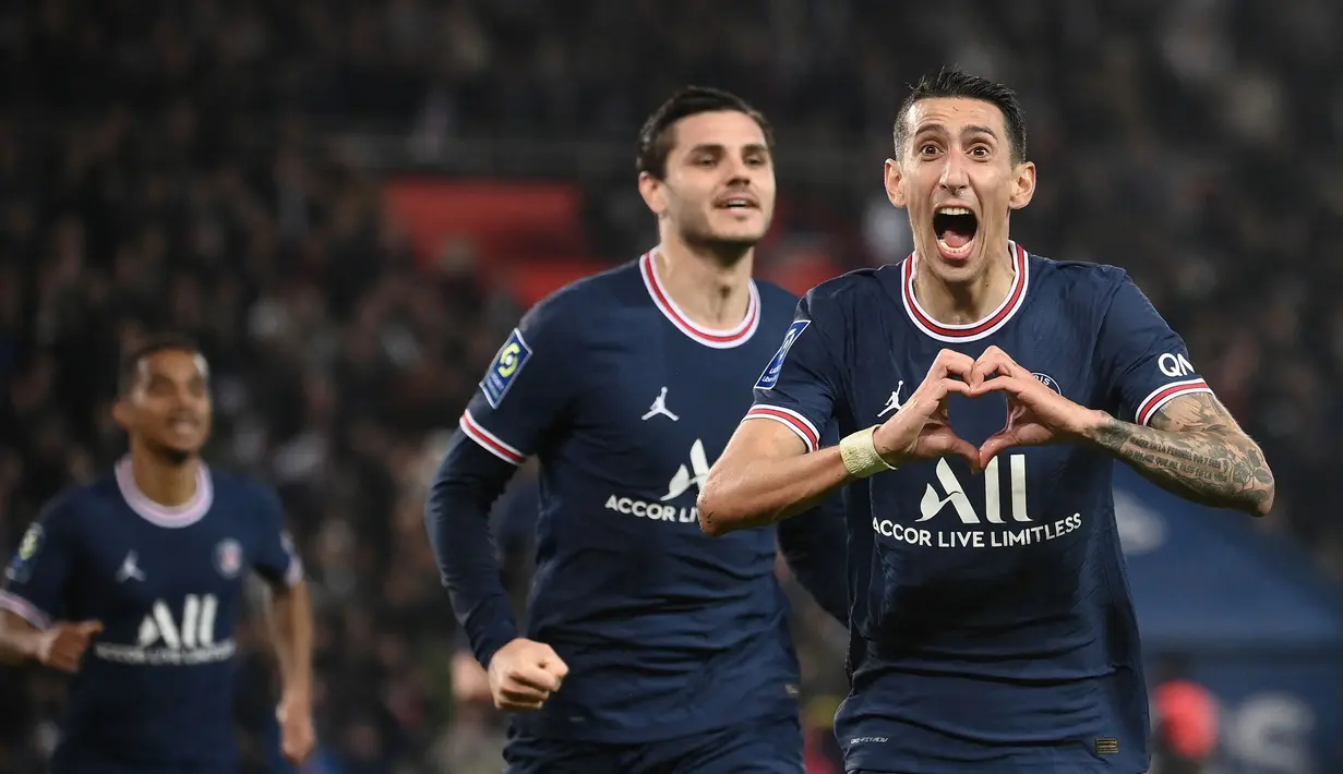 Comeback PSG benar-benar terjadi pada menit ke-88. Angel Di Maria (kanan) sukses melesatkan gol pembalik keadaan setelah menerima umpan dari Neymar. Kemenangan 2-1 tersebut juga semakin mengukuhkan Les Parisiens di puncak klasemen Liga Prancis 2021/2022. (AFP/Franck Fife)