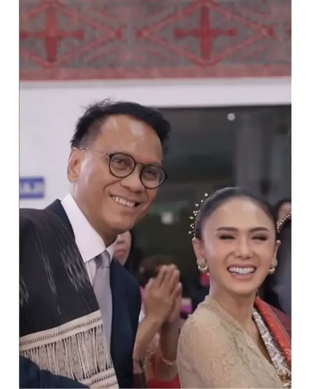 17 tahun cerai tetep akur tak ada drama, 7 momen Yuni Shara dampingi Henry Siahaan di acara keluarga