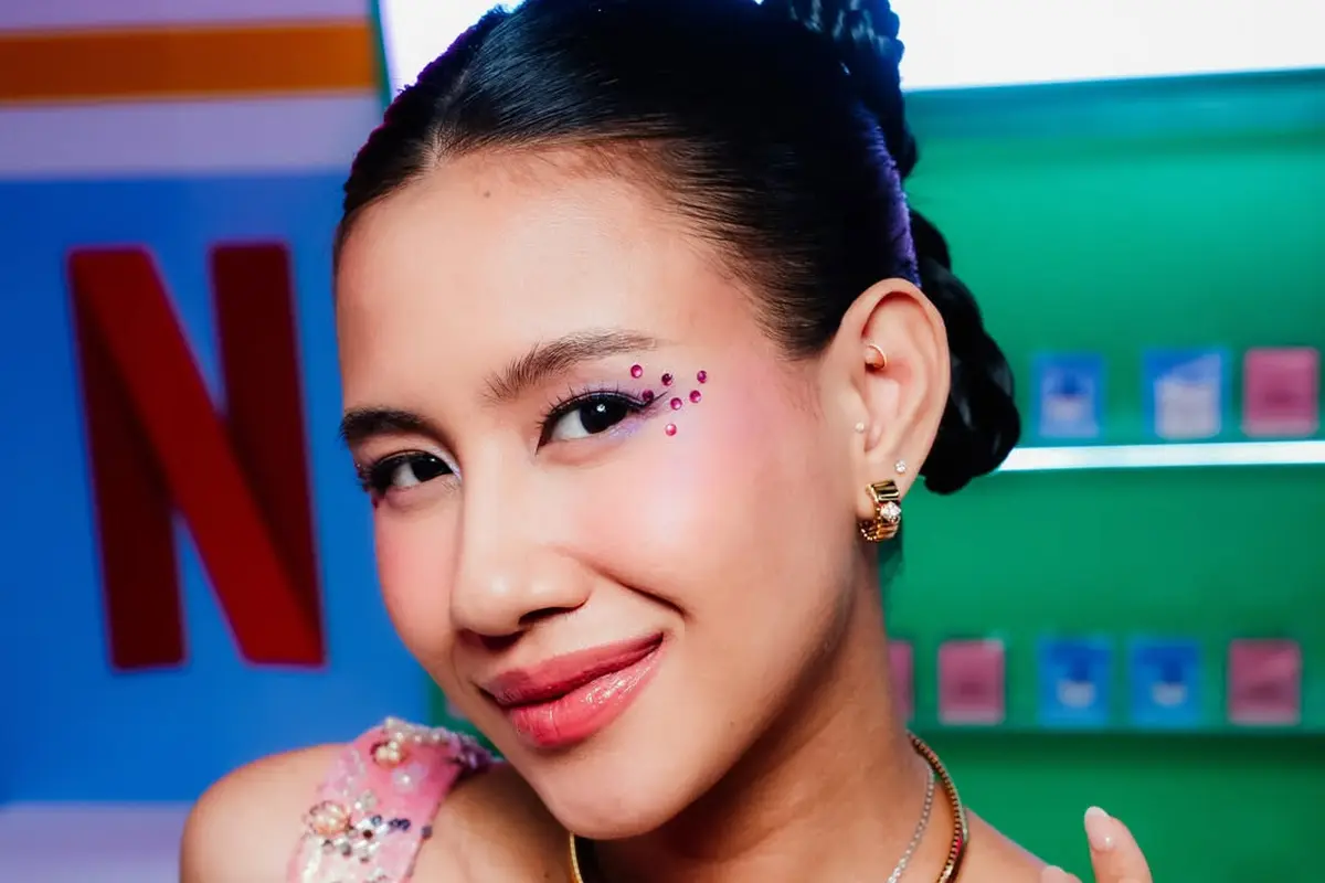 Bak Idol K-Pop, Makeup Shenina Cinnamon dengan Rhinestone di Press Conference Night Shift for Cuties Curi Perhatian