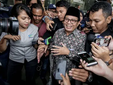 Wakil Gubernur Jambi Fachrori Umar dimintai keterangan oleh awak media usai menjalani pemeriksaan di gedung KPK, Jakarta, Kamis (4/1). Fachrori memenuhi panggilan KPK terkait kasus suap pemulusan pengesahan RAPBD Jambi 2018. (Liputan6.com/Faizal Fanani)