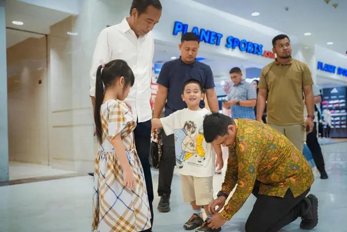 Gaya Mentereng Iriana Naik Pesawat Komersial Bareng Jokowi