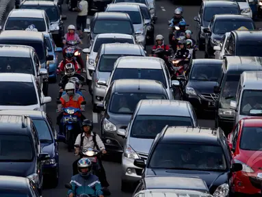 Kendaraan bermotor melintas di persimpangan Jalan Medan Merdeka Timur, Jakarta, Rabu (14/1/2015). (Liputan6.com/Faizal Fanani)