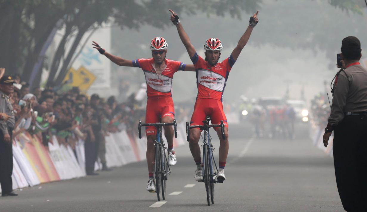 Pebalap Pishgaman Giant Team Iran, Amir Zargari, finis pertama di Etape 2 Tour de Singkarak 2015 dari Padang Pariaman menuju Solok, Sumatra Barat, Minggu (4/10/2015). (Bola.com/Arief Bagus)