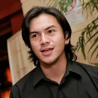 Setiap hari lebaran, banyak yang memanfaatkan untuk berkumpul bersama dengan keluarganya. Begitu juga dengan Rizky Nazar yang disibukkan dengan promo film terbarunya. Ia menyempatkan pulang ke kampungnya. (Adrian Putra/Bintang.com)