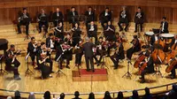 Orkestra pimpinan Iswargia R Sudarno alam konser musik klasik bertajuk “Vienna at the Turn of 19th Century” Aula Simfonia Jakarta, Sabtu (6/5). (Liputan6.com/Fery Pradolo)