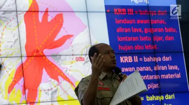 Kepala Pusat Data Informasi dan Humas BNPB, Sutopo Purwo Nugroho memberi keterangan terkait erupsi Gunung Agung, Jakarta, Senin (27/11). Semenjak sinar api di puncak teramati, tingkat erupsi Gunung Agung semakin meningkat. (Liputan6.com/Faizal Fanani)