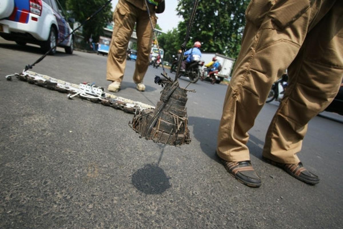 Relawan Saber sapu bersih ranjau paku di kawasan Roxy
