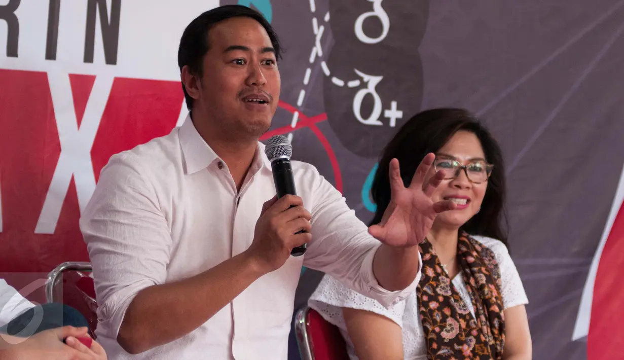 Juru bicara tim pemenangan Anies-Sandi, Pandji Pragiwaksono saat peluncuran Satgas 'Stop Sebarin Hoax' di Posko Pemenangan, Menteng, Jakarta, Senin (27/3). Satgas ini untuk memantau berbagai macam fitnah dan berita hoax. (Liputan6.com/Gempur M Surya)