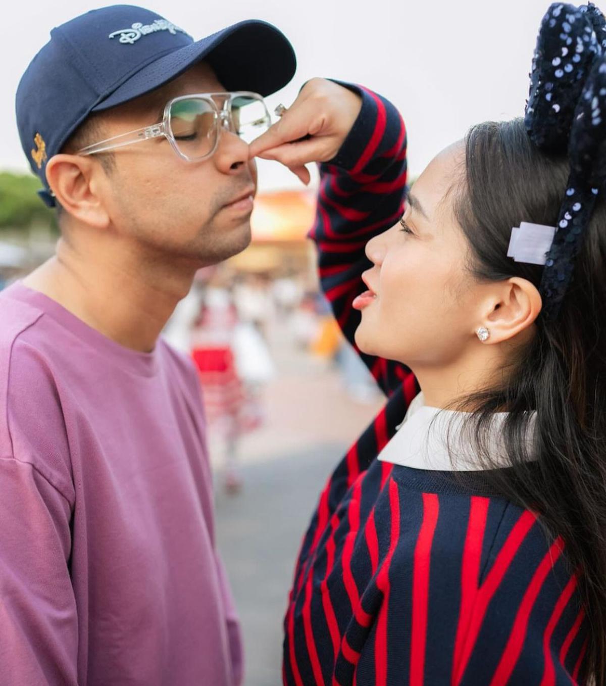 Disneyland Hongkong Jadi Saksi Keromantisan Raffi Ahmad dan Nagita Slavina