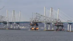 Ledakan dahsyat menghancurkan bagian Jembatan Tappan Zee di Tarrytown, New York, AS, Selasa (15/1). Jembatan Tappan Zee dibangun untuk menyeberangi Sungai Hudson. (AP Photo/Seth Wenig)