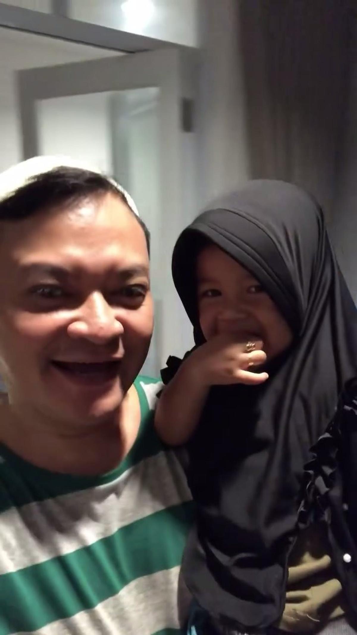 Asuh Anak ART-nya, Hedi Yunus Kenang saat Irma Masih Kecil Senang Diajak Tarawih - Selalu Digendong Pergi ke Masjid