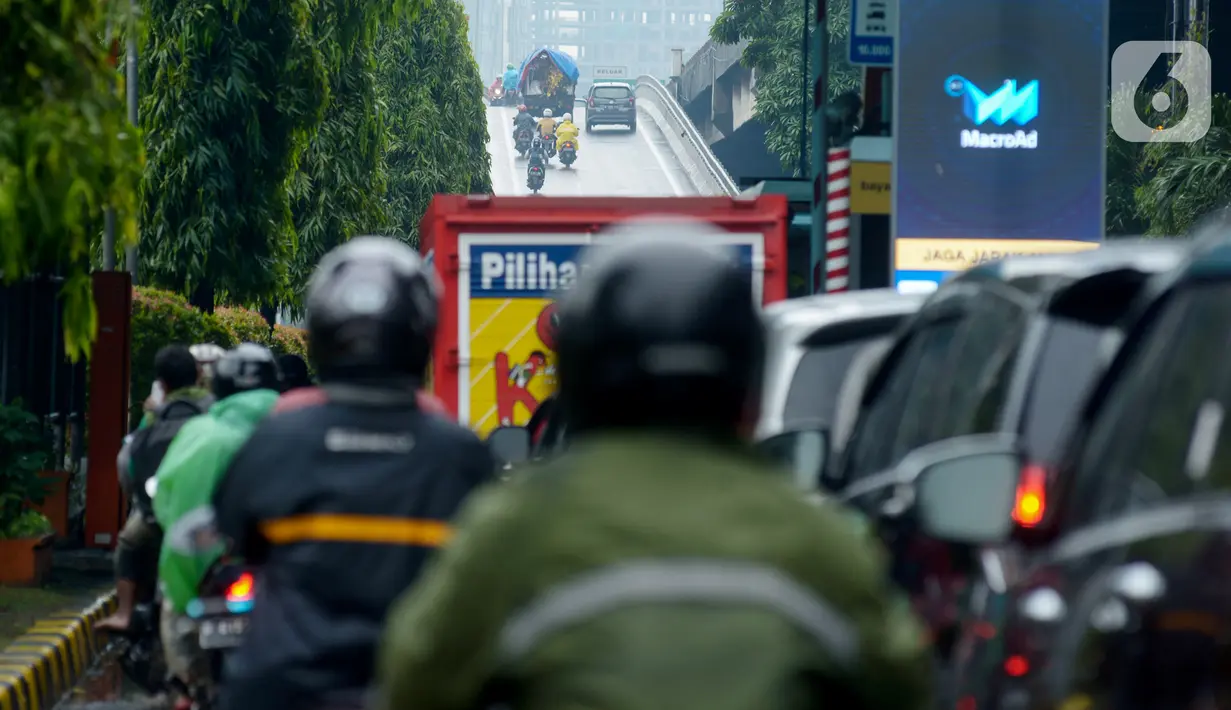 Pengendara sepeda motor memasuki Tol Pulomas, Jakarta, Sabtu (8/2/2020). Pengendara sepeda motor memasuki Tol Pulomas lantaran Jalan Ahmad Yani perempatan Gudang Garam terendam banjir setinggi lutut orang dewasa. (merdeka.com/Imam Buhori)