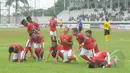 Pemain Timnas U-16 merayakan selebrasi usai mencetak gol ke gawang Semen Padang U-16 pada laga uji coba di Stadion Singaperbangsa, Jawa Barat, Senin (9/3/2015). Timnas U-16 bermain imbang 4-4 dengan Semen Padang U-16. (Liputan6.com/Herman Zakharia)