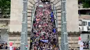 Warga Yahudi dan simpatisan menggelar aksi 'Maret for Life Hungaria' di jembatan Hungaria 'Lanchid' (Chain Bridge), Budapest, Minggu (16/4). Aksi mereka untuk mengenang Holocaust yang telah menewaskan ribuan warga Yahudi. (AFP PHOTO / ATTILA KISBENEDEK)