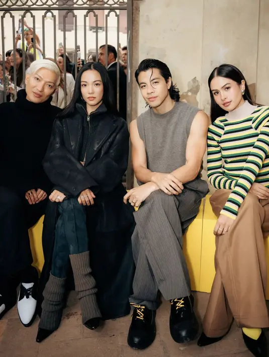 Maudy juga tampak bersandang dengan deretan selebritas lainnya.  [Foto: Instagram/ Maudy Ayunda]