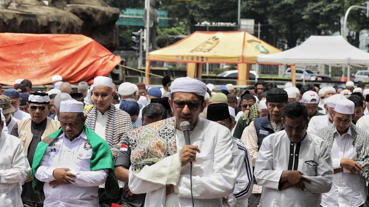 Massa berunjuk rasa dalam demo bertajuk Aksi Bersama Menuntut Mahkamah Konstitusi (MK) Adil dan Benar di kawasan Patung Arjuna Wiwaha atau&nbsp; Patung Kuda, Jakarta, Jumat (19/4/2024).&nbsp;Dalam aksinya, para pengunjuk rasa menuntut MK bersikap adil dan
