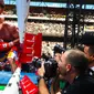 Fotografer mengabadikan pertarungan Manny Pacquiao dengan Jeff Horn di Suncorp Stadium, Brisbane, Minggu (2/7/2017). Pacquiao kalah angka telak. (AFP/Patrick Hamilton)