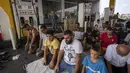 Umat Muslim berdoa selama salat Jumat di sebuah pompa bensin di kota pesisir Jiyeh, selatan Beirut, Lebanon, Jumat (3/9/2021). Sholat Jumat digelar di Pom Bensin ketika Lebanon terus bergulat dengan kekurangan bahan bakar yang menyesakkan. (AP Photo/ Hassan Ammar)