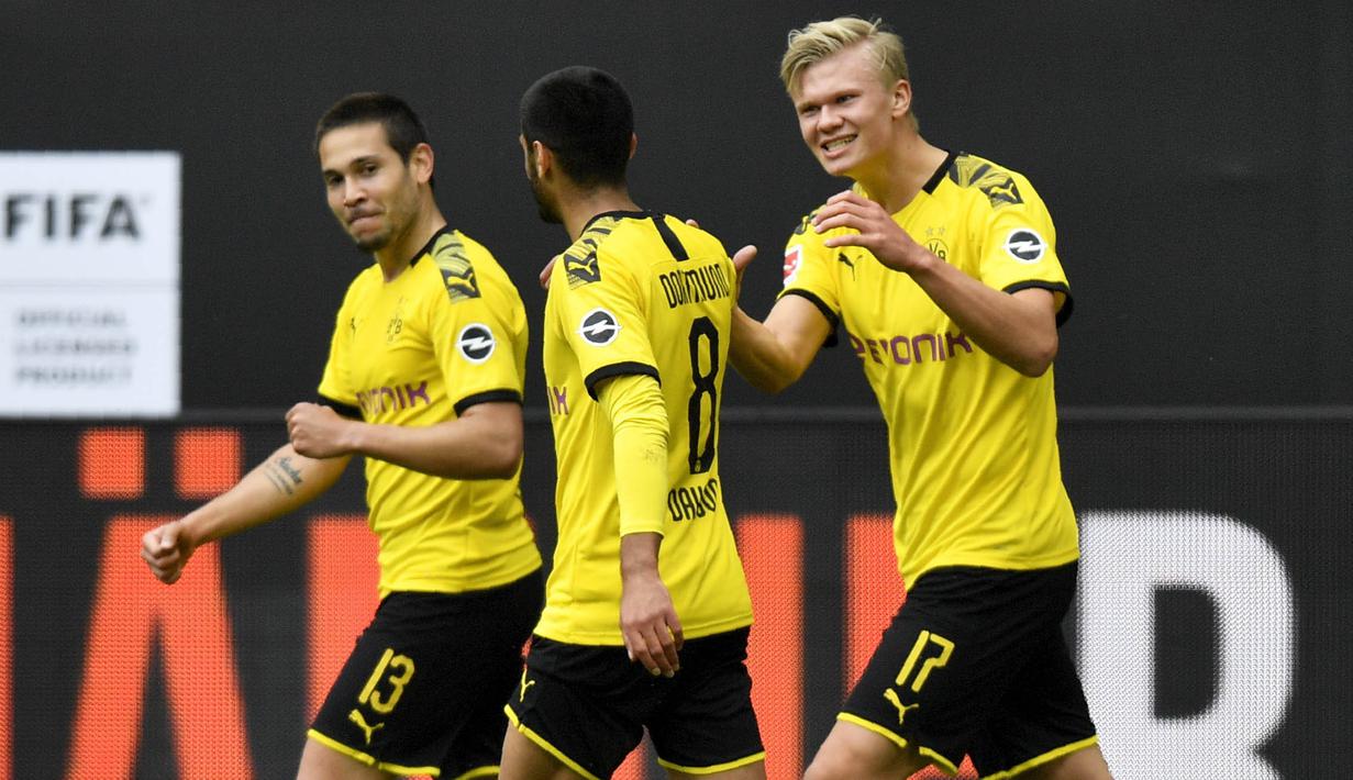 Para pemain Borussia Dortmund merayakan gol yang dicetak oleh Raphael Guerreiro ke gawang Schalke 04 pada laga Bundesliga di Stadion Signal Iduna Park, Sabtu (16/5/2020). Dortmund menang 4-0 atas Schalke 04. (AP/Martin Meissner)