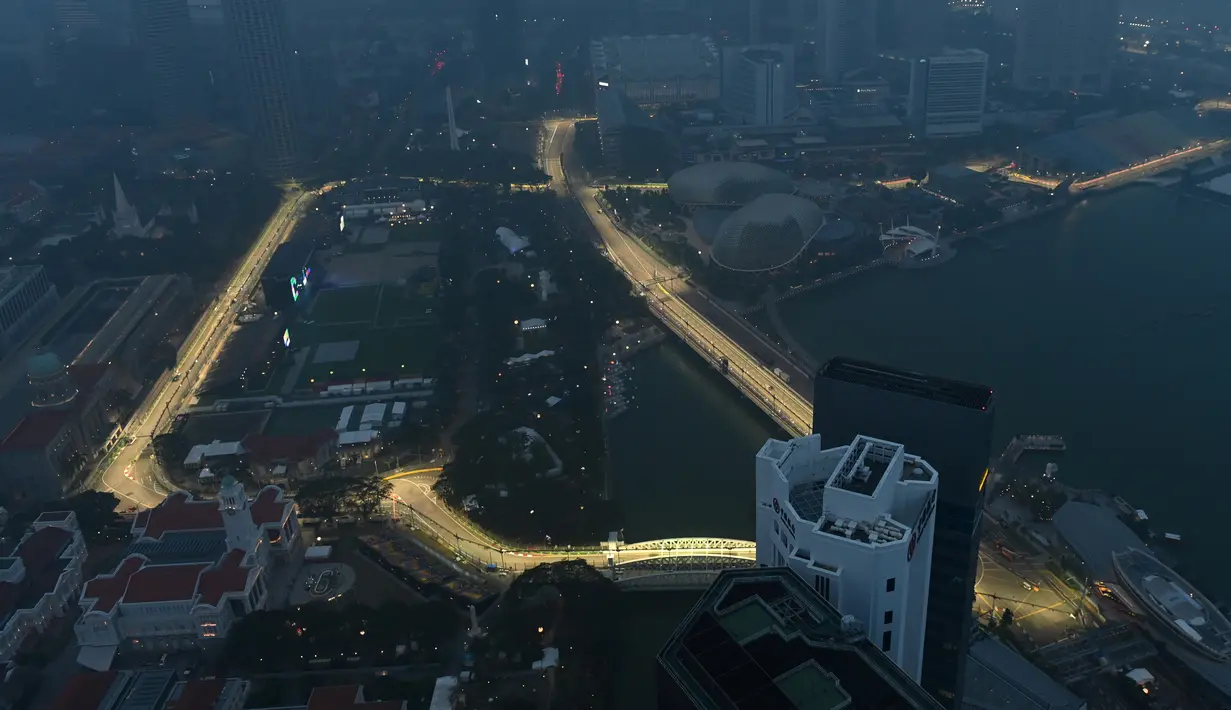 Suasana malam di Sirkuit Marina Bay Street yang diselimuti kabut asap di Singapura (18/9/2019). GP Singapura 2019 dijadwalkan berlangsung di Sirkuit Jalan Raya Marina Bay, 20-22 September. (AFP Photo/Mladen Antonov)