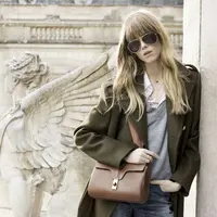 Slimane mendeskripsikan koleksi ini sebagai “An Utopian parade and melancholic daydream of youth interrupted” yang ditujukan untuk generasi muda masa kini, percaya diri namun santai. (FOTO: doc. Celine)