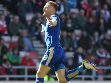 Jamie Vardy menjadi satu-satunya pencetak gol kemenangan untuk timnya saat melawan Suderland pada lanjutan liga Inggris di Stadium of Light, Minggu (10/4/2016). (Reuters/Russell Cheyne)