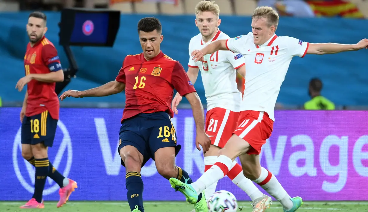 Pada menit ke-80, Spanyol kembali memiliki peluang lewat gelandang Rodri (kiri). Sepakan first time nya usai menerima rebound dari Ferran Torres masih bisa diamankan Wojciech Szczesny. (Foto: AFP/Pool/Lluis Gene)