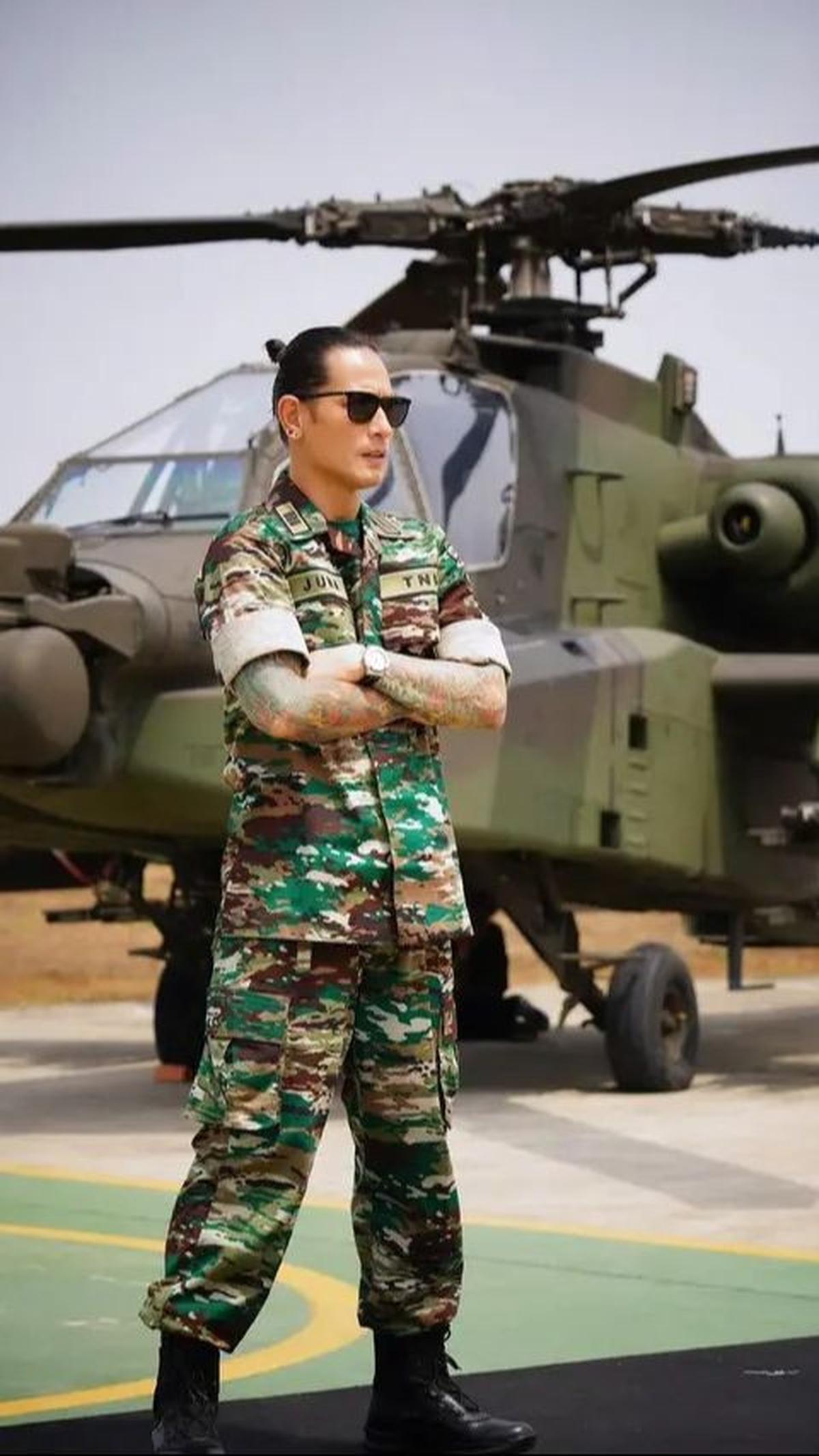 Saat pakai seragam TNI, Juna jadi ingat saat dulu dia pengen banget daftar jadi marinir Amerika Serikat pada 2005. Ia bahkan sudah siap mengikuti tes fisik dan mental.