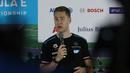 <p>Pebalap Mercedes EQ Formula E, Stoffel Vandoorne, memberi keterangan saat jumpa pers di Jakarta International e-Prix Circuit (Jakarta E-Prix), Ancol pada Jumat (4/6/2022). (Bola.com/M Iqbal Ichsan)</p>
