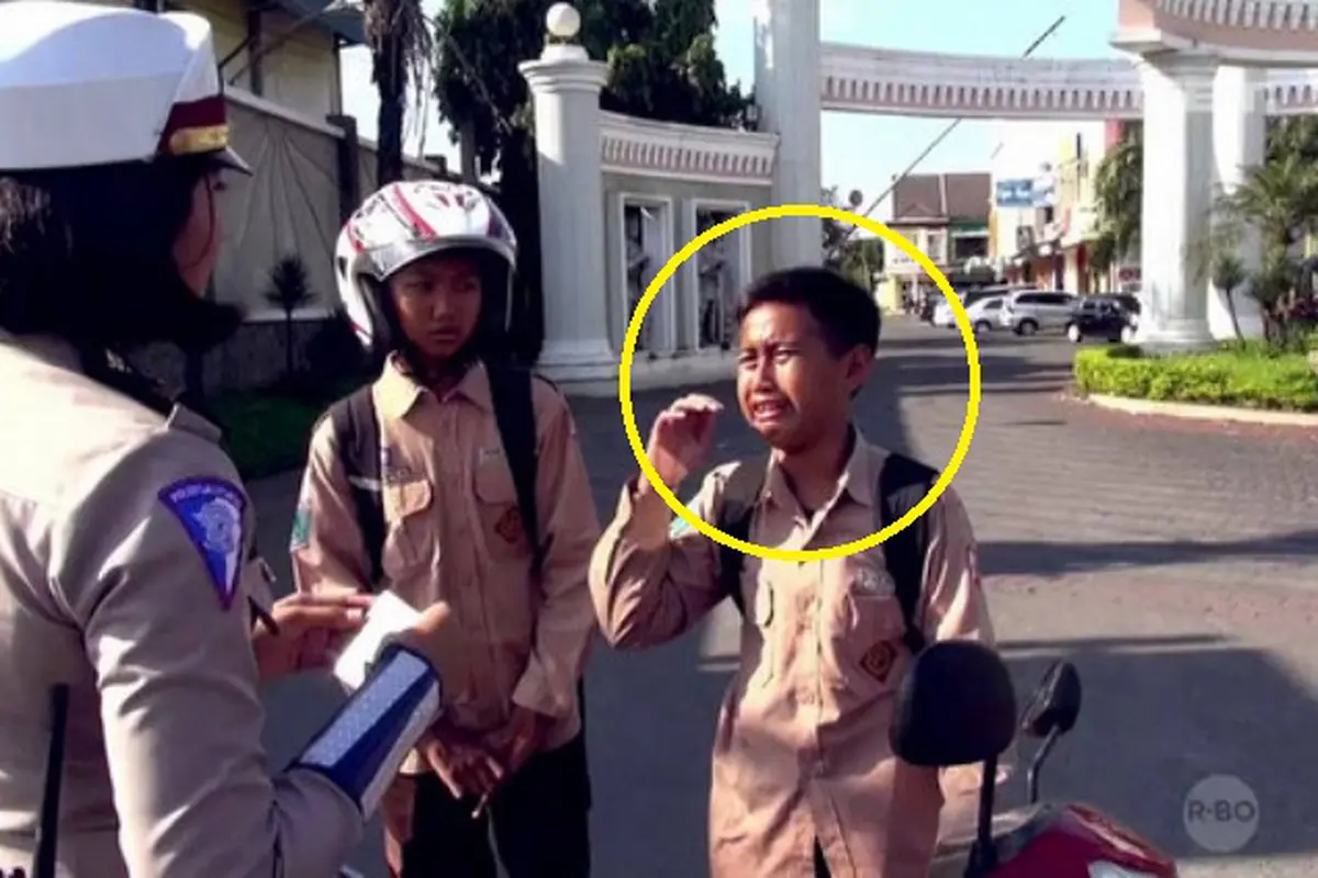 Langgar Lalu Lintas, Bocah Ini Mewek Saat Polisi Ngadu ke Ibunya!