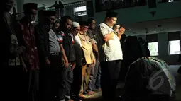 Ratusan orang memenuhi Masjid Baiturrahman untuk mensalatkan Pepeng , Depok, Jawa Barat, Rabu (6/5/2015). Rencananya Pepeng akan dimakamkan di TPU Jelupang, BSD, Serpong. (Liputan6.com/Helmi Afandi)