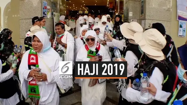Ratusan jemaah haji embarkasi Jakarta berangkat ke Kota Makkah, mereka mulai melaksanakan rangkaian poses ibadah haji. Petugas kesehatan haji mengingatkan jemaah untuk banyak mengkonsumsi air.