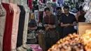 Jemaah melaksanakan salat Jumat di Pasar Tanah Abang, Jakarta, Jumat (10/5/2019). Area masjid yang terbatas membuat jemaah harus mengisi selasar dan lorong di area pasar untuk menjalankan salat. (Liputan6.com/Faizal Fanani)
