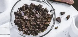 Konsumsi cokelat hitam dapat mengurangi risiko penuaan serta akan menjaga kulit tetap awet muda. (Foto: Unsplash.com/Dovile Ramoskaite)
