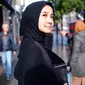 Laudya Cynthia Bella juga sering memadukan busana saat berlibur. Kali ini, pemain film Surga Yang Tak Dirindukan itu tampil memesona dengan blazer hitam yang dipadukan dengan hijab senada. Ia terlihat memesona dan anggun.(Liputan6.com/IG/@laudyacynthiabella)