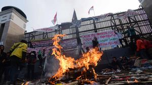 Water Cannon Bubarkan Massa di Gerbang DPR