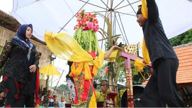 Harus ikut menari bila terkena selendang
