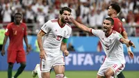 Striker Iran, Karim Ansarifard, saat selebrasi seusai mencetak gol melawan Portugal di Piala Dunia 2018. (AFP/Filippo Monteforte)