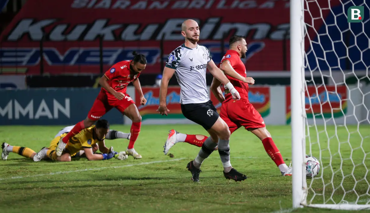 Dengan tenang Rohit Chand bisa melepaskan tendangan congkel yang meluncur ke dalam gawang Persikabo. (Bola.com/Bagaskara Lazuardi)