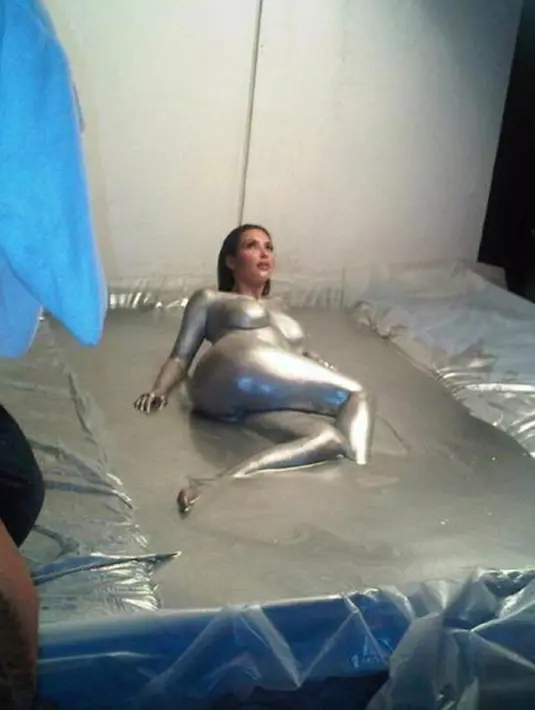 Bintang ‘Keeping Up With The Kardashians’ ini mencelupkan tubuh polosnya ke dalam kolam silver. Tubuh super seksinya pun terbentuk jelas di pemotretan tersebut. (via eprotoeu.mtiny.com)