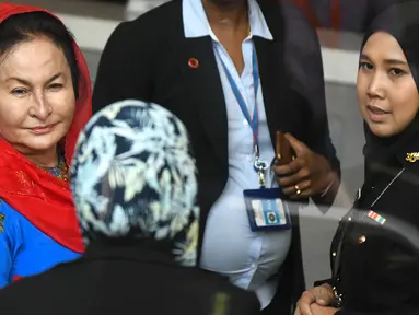 Istri mantan Perdana Menteri Malaysia Najib Razak, Rosmah Mansor memenuhi panggilan Komisi Antikorupsi Malaysia (MACC) di Putrajaya, Selasa (6/5). Rosmah dimintai keterangan terkait unit perusahaan 1Malaysia Development Berhad (1MDB). (AFP/Mohd RASFAN)