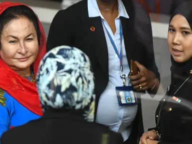 Istri mantan Perdana Menteri Malaysia Najib Razak, Rosmah Mansor memenuhi panggilan Komisi Antikorupsi Malaysia (MACC) di Putrajaya, Selasa (6/5). Rosmah dimintai keterangan terkait unit perusahaan 1Malaysia Development Berhad (1MDB). (AFP/Mohd RASFAN)