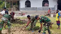 Anggota TNI ikut terlibat dalam kegiatan gotong royong pembangunan gereja bersama masyarakat pasca teror yang dilakukan Organisasi Papua Merdeka (OPM) pimpinan Egianus Kogoya (Istimewa)